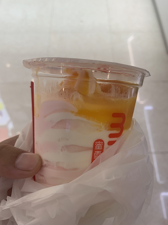 蜜雪冰城冰淇淋(蜜雪冰城冰淇淋冻了一周还能吃吗)